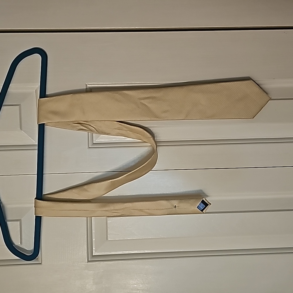 Cream colored tie from Countess Mara
